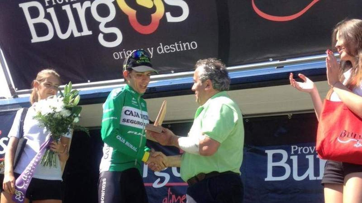 Miguel Ángel Benito, en el podio, recibe el trofeo de mejor castellano y leonés.