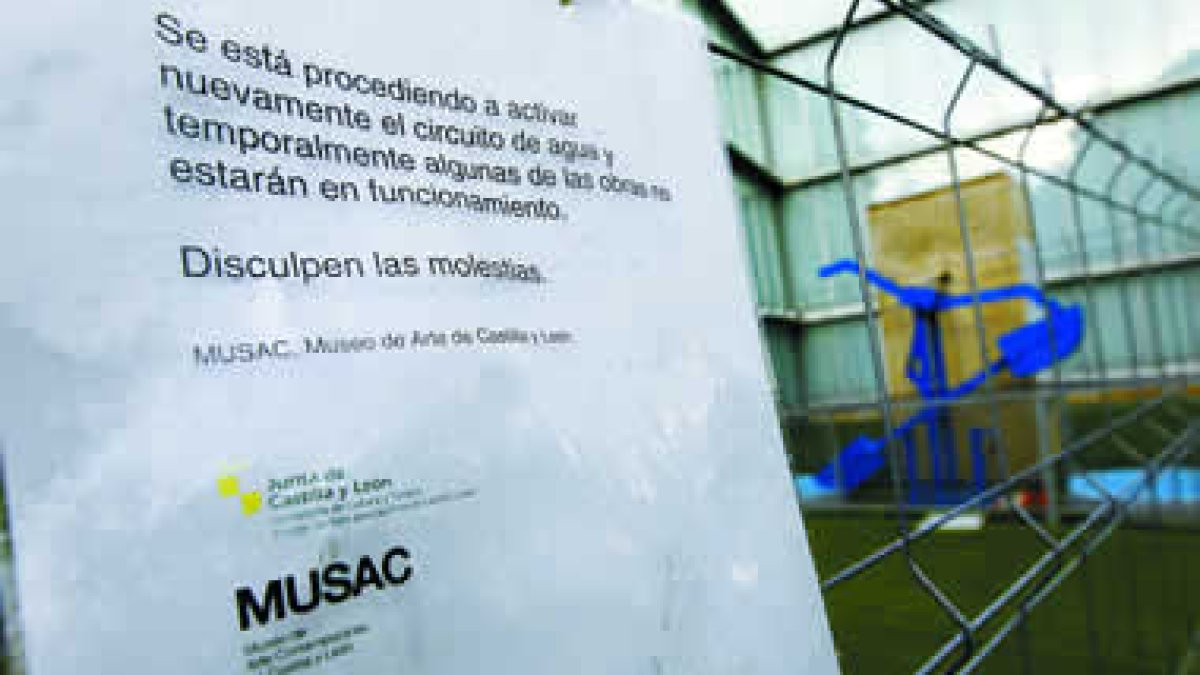 Tareas de reinstalación del parque adosado a la parte trasera del Musac.