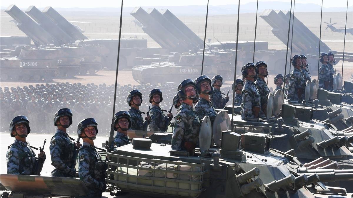 Tanques chinos durante un desfile militar