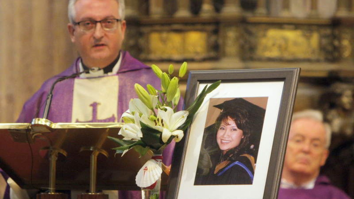 Una foto de Denise presidió la misa en Santiago.