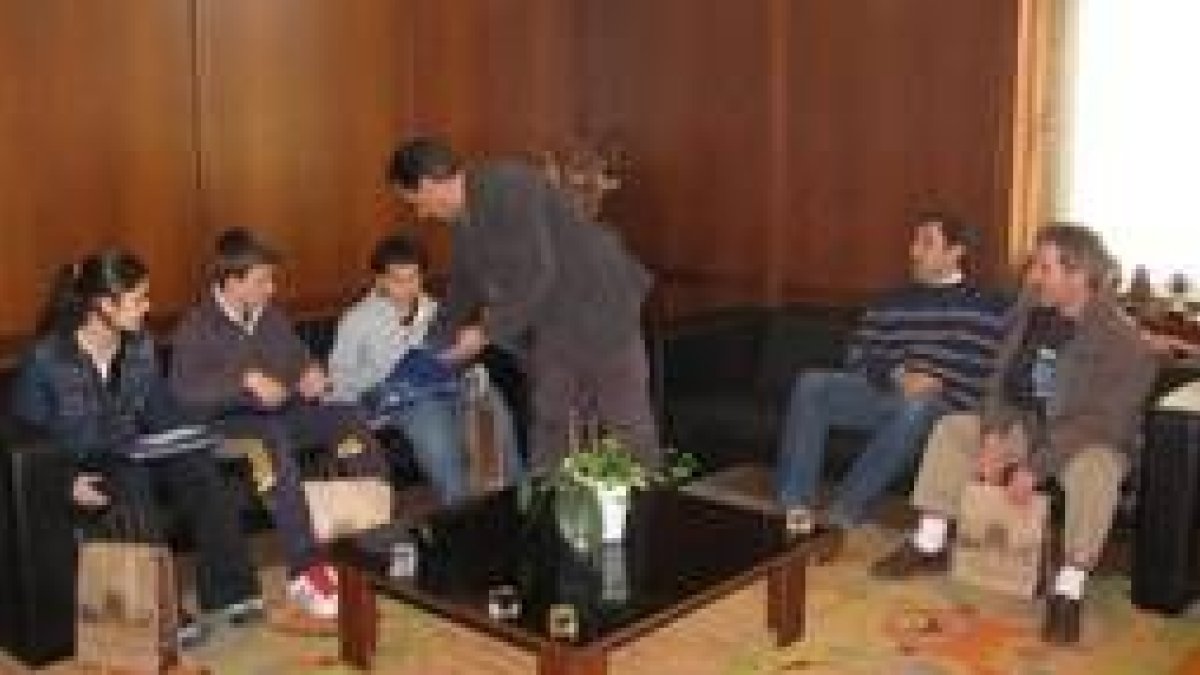 Un momento de la recepción municipal a los karatekas astorganos
