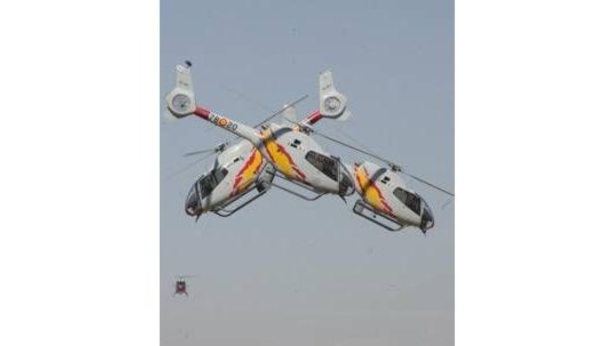 La exhibición acrobática deleitó a los asistentes que se acercaron ayer hasta el Aeródromo Militar