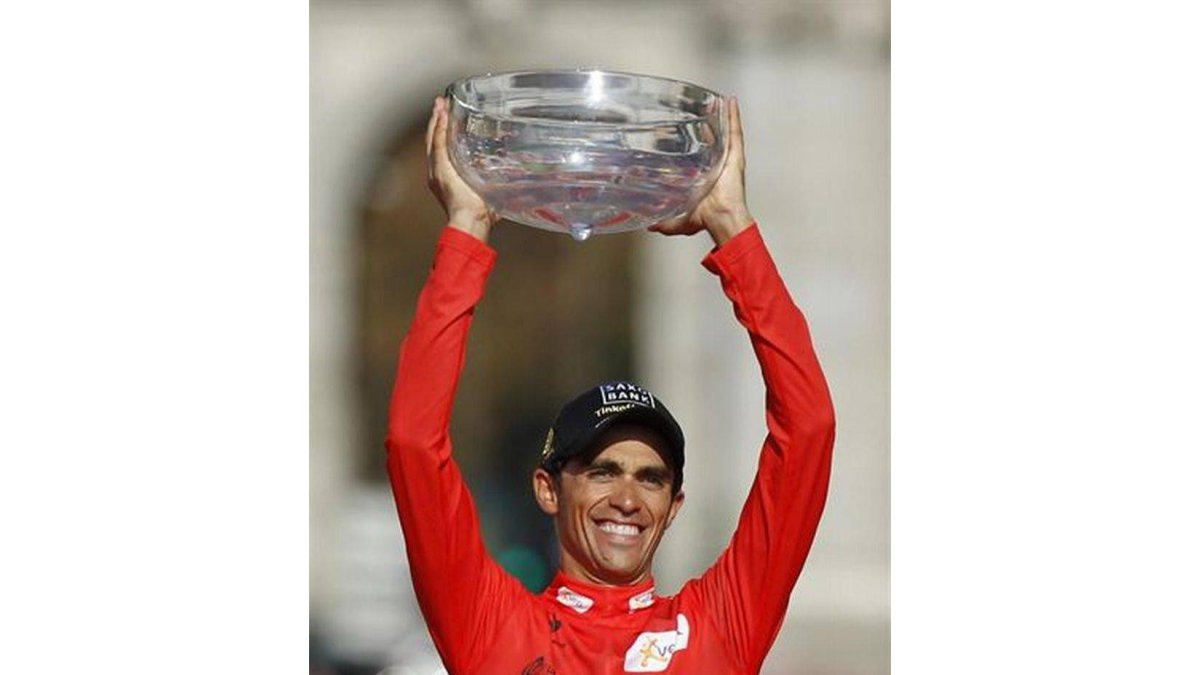 Contador levanta el trofeo de la Vuelta España.