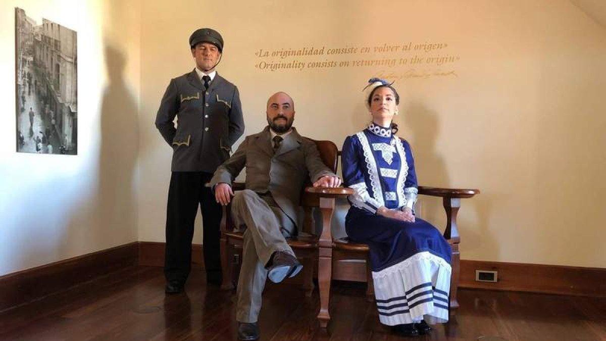 La compañía de teatro Diadres, en una teatralización llevada a cabo sobre la figura de Gaudí en Botines.