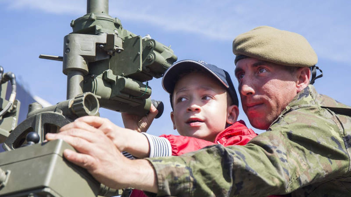 Un niño disfruta de una exhibición en un cañón de artillería. OTERO PERANDONES