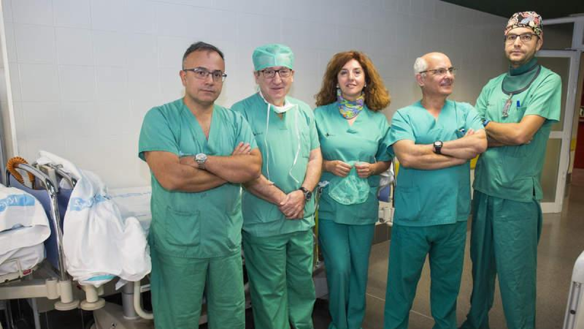 Parte del equipo de cirujanos de Traumatología del Hospital de León. FERNANDO OTERO