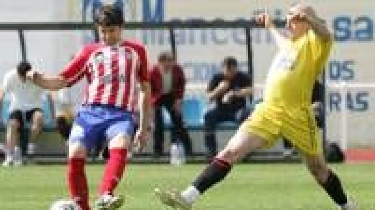 Puente aprovechó el mal despeje del meta rival para adelantarse en el marcador