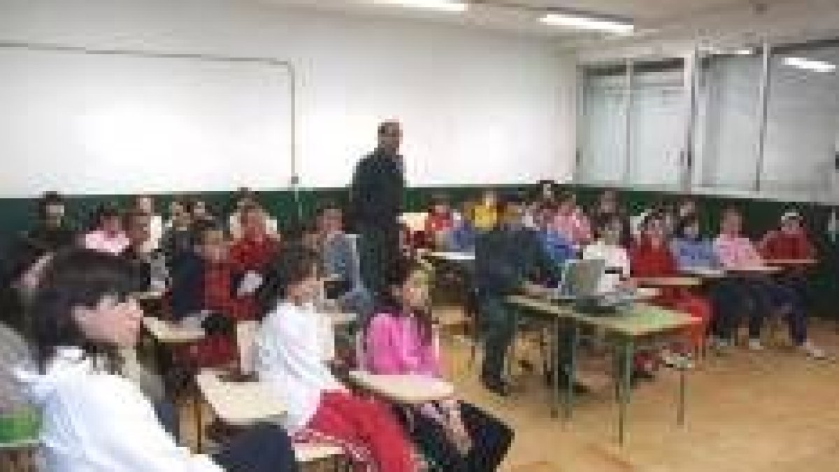 Los estudiantes de Villablino atienden a las explicaciones de los agentes