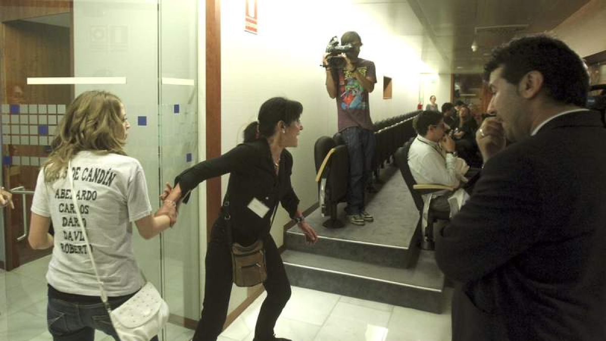 Una mujer se dirige a los diputados antes de ser desalojada.