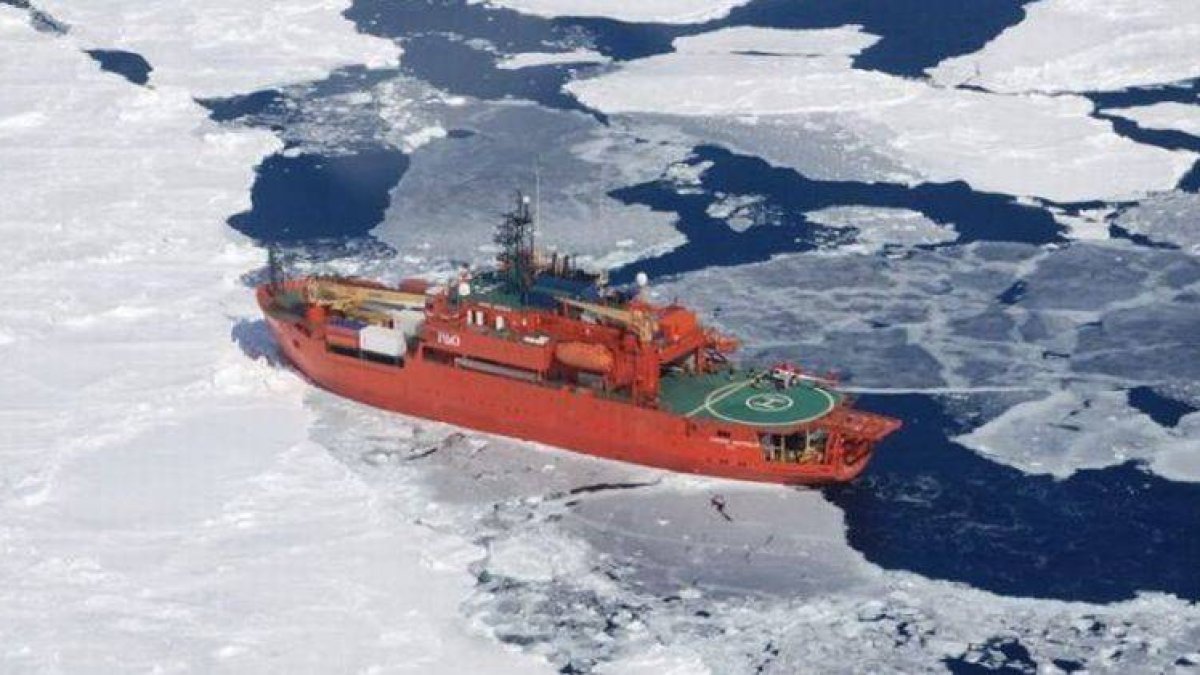 El rompehielos australiano Aurora Australis abriéndose paso entre las aguas heladas de la Antártida.