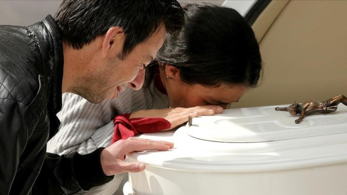 Los padres despidiéndose del pequeño Gabriel, tras el funeral.