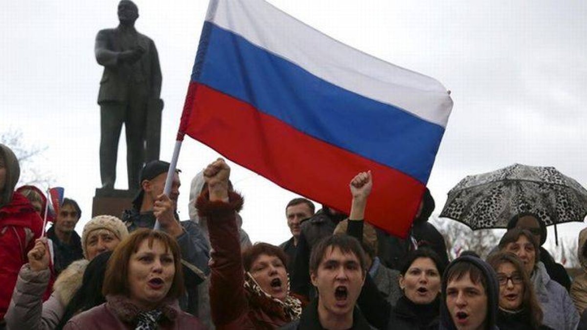 Manifestantes prorrusos gritan consignas en una concentración en el centro de Simferópol, la capital de Crimea, este miércoles.