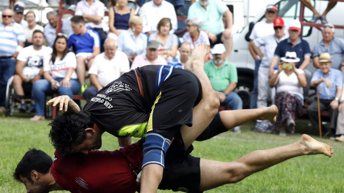 Santiago Fernández e Ignacio Castro, durante su combate en Manzaneda de Torío. MARCIANO PÉREZ