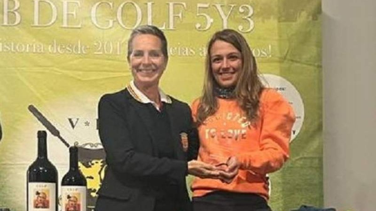 Emma Méndez, a la derecha, con su trofeo de subcampeona. DL