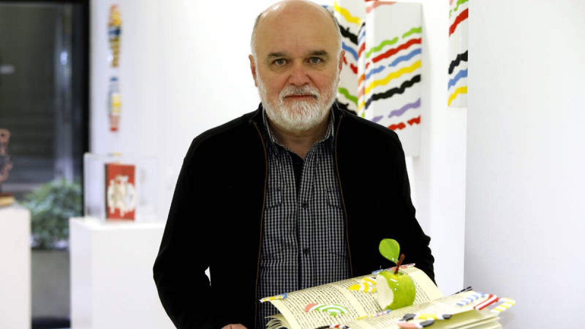 Una manzana, en forma de tentación, sobre un libro invita al espectador a ‘morder’ la literatura y traspasar fronteras. MARCIANO PÉREZ