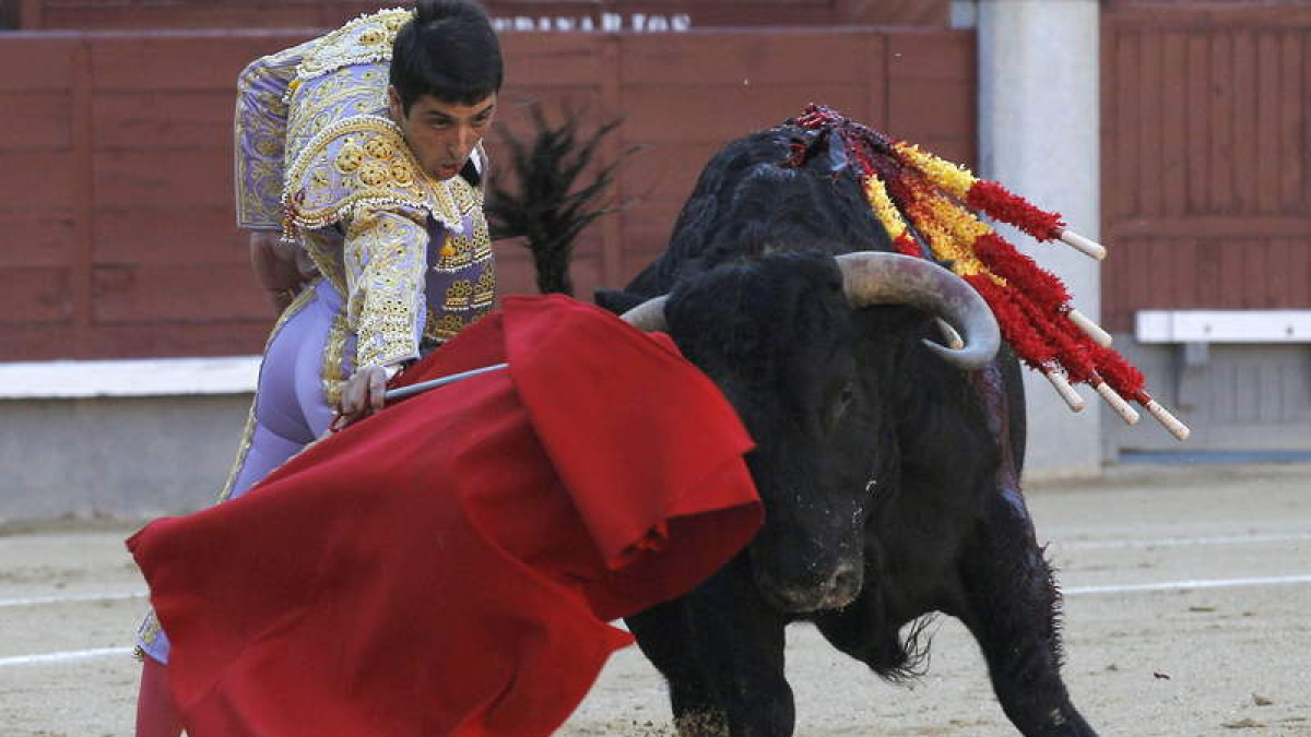 El diestro leonés Javier Castaño da un pase con la muleta al primero de su lote.