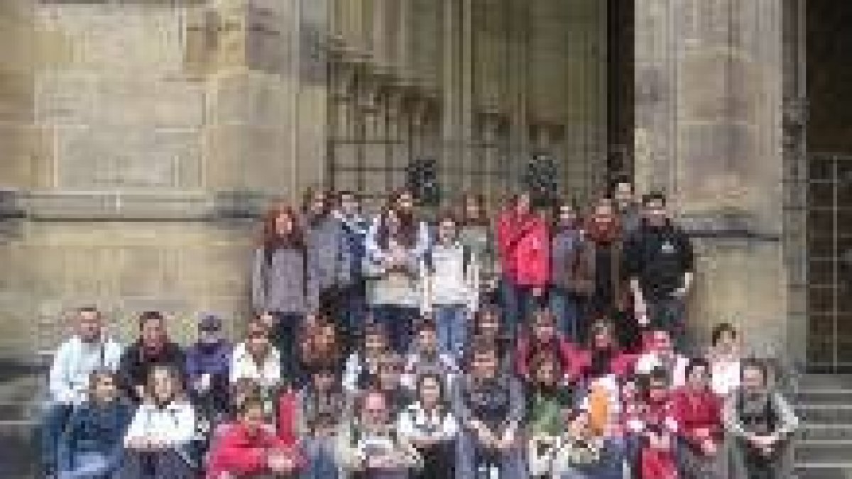 Los alumnos del IES Valles del Luna de Santa María del Páramo posan delante del castillo de Praga