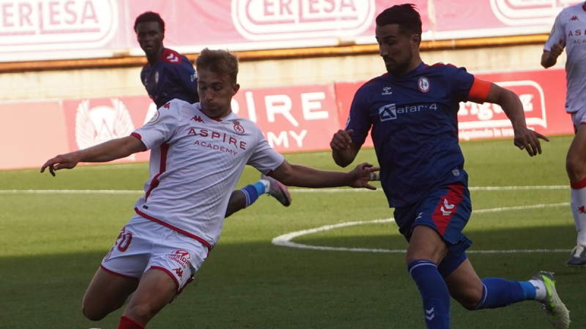 El canterano Rodri Suárez durante el partido del domingo ante el Rayo Majadahonda. J. NOTARIO