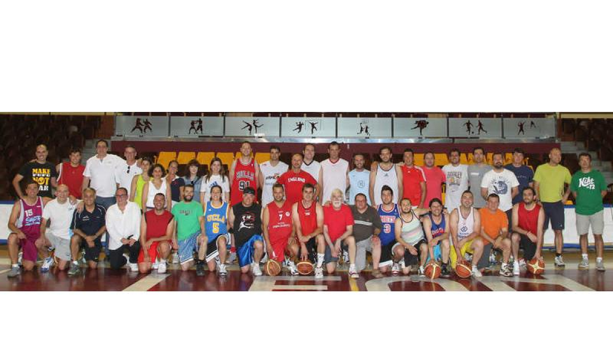 El homenaje a Benigno Paramio reunió a ex jugadores y técnicos que han pasado por las sabias manos del preparador.