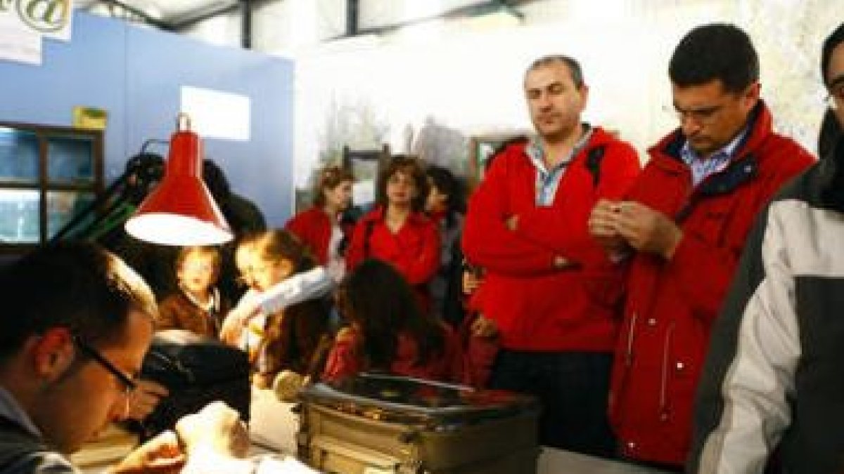 Una exhibición de montaje de anzuelos en la feria celebrada el año pasado.