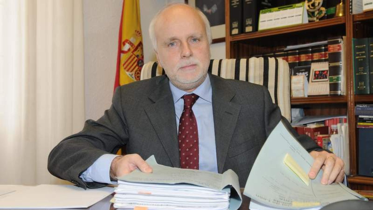 Salguero y Franco prueban la nueva baldeadora.