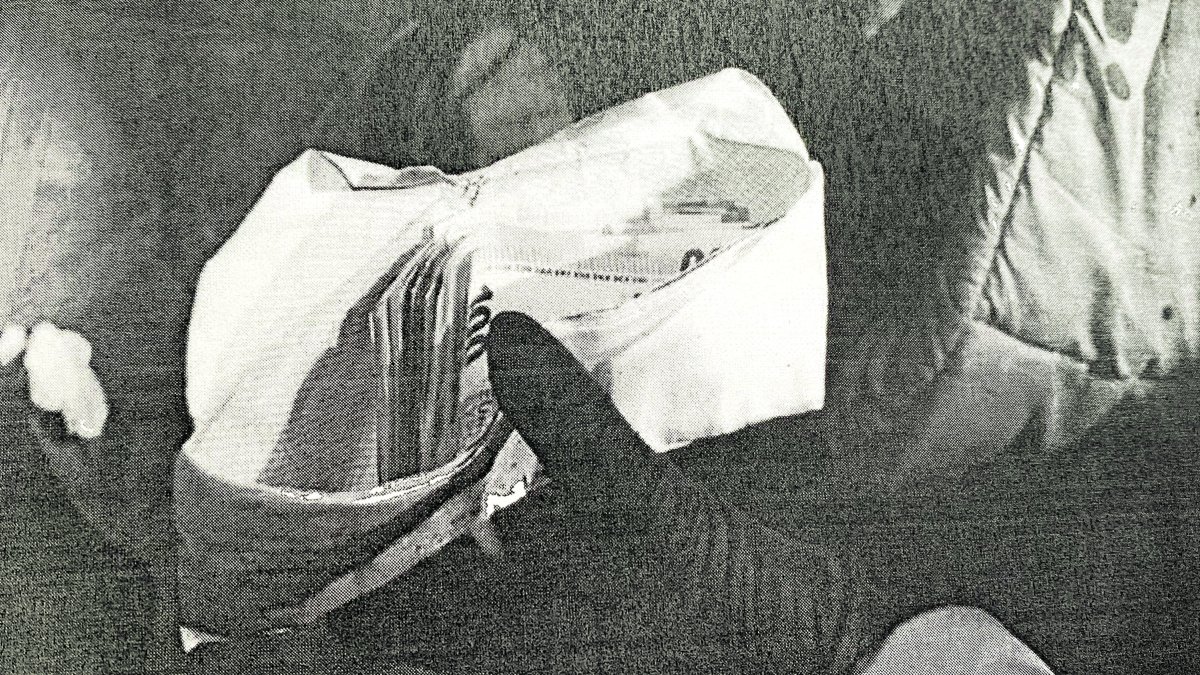 Imagen policial del fajo de billetes aprehendido al autor confeso del crimen, correspondiente a una supuesta cantidad perteneciente a la víctima. DL