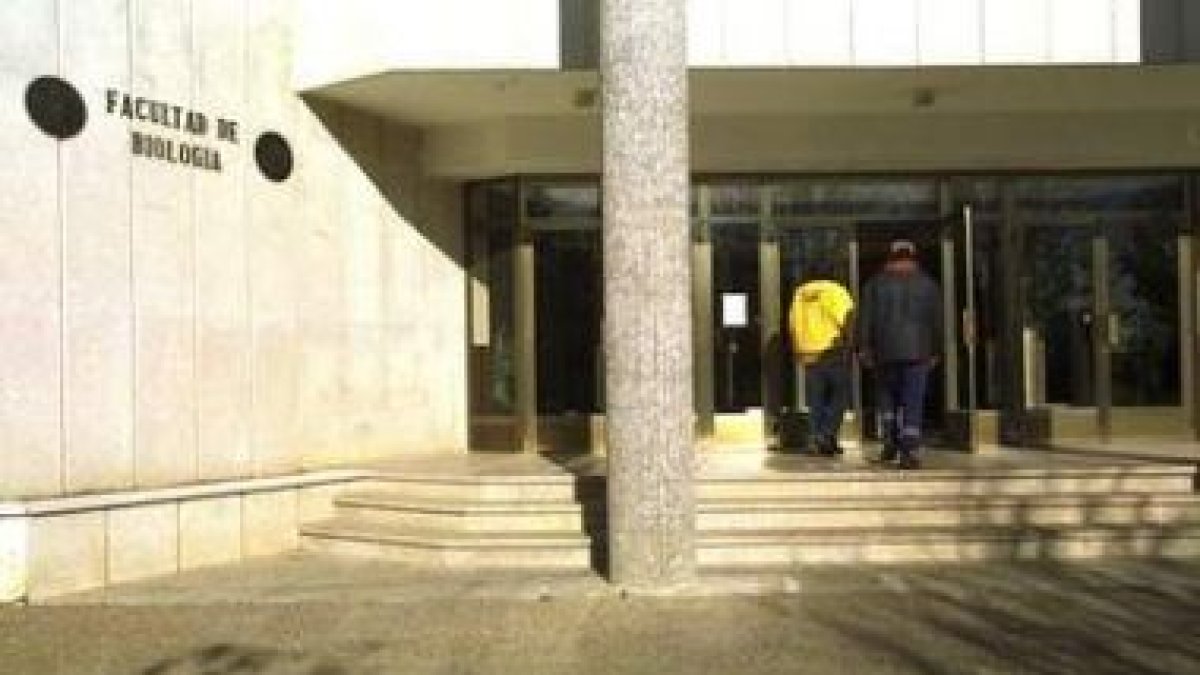 El Aulario de Biológicas está situado enfrente de la actual Facultad de Biología.