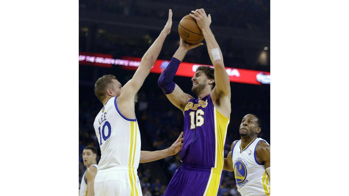 Pau Gasol trata de lanzar a canasta presionado por David Lee.