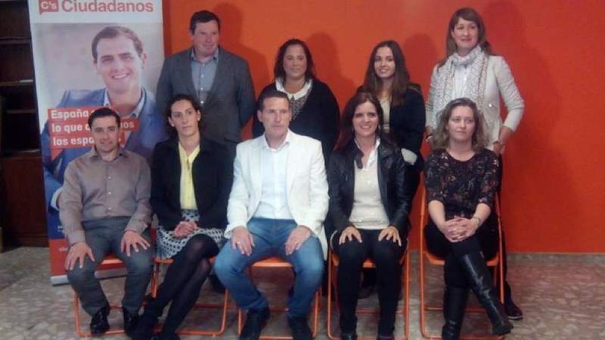 Rodríguez (en el medio), y miembros de su lista. d