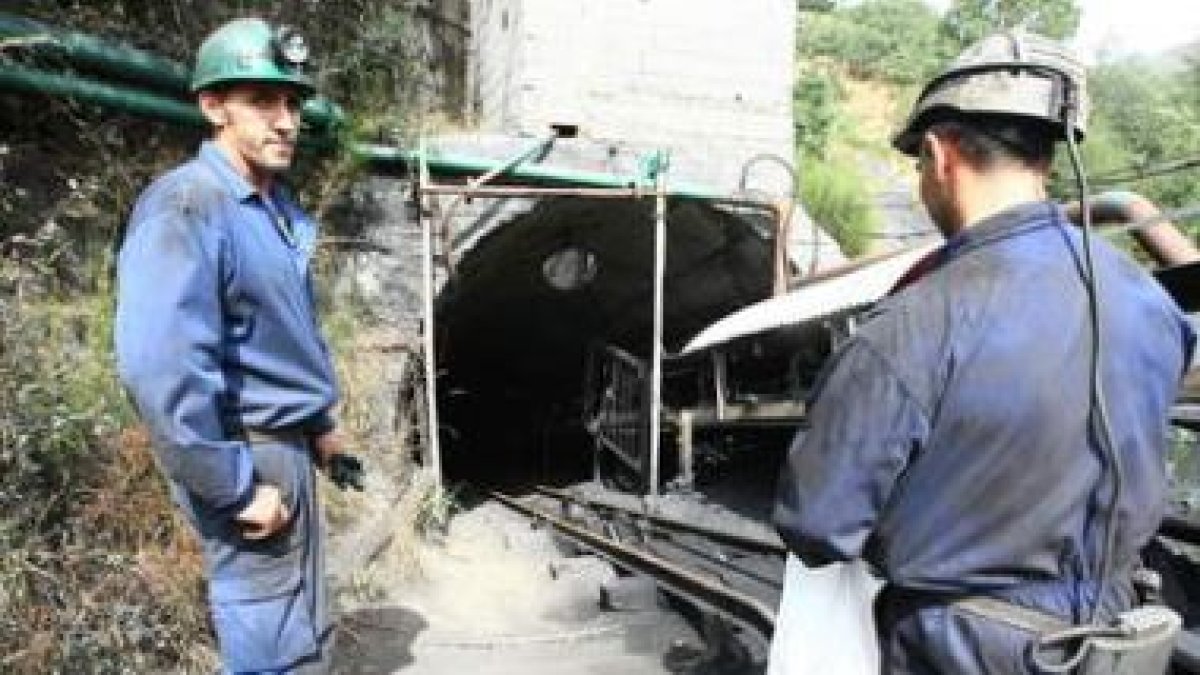 Dos compañeros de los encerrados poco antes de entrar a la mina con medicamentos para los de Tremor.