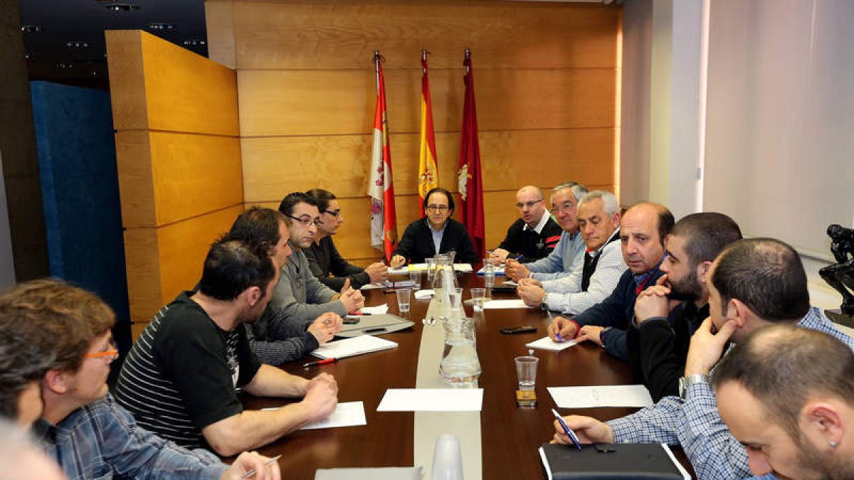 Luis Aznar y los alcaldes de Pola, Matallana, Villamanín y La Robla, ayer con el comité.
