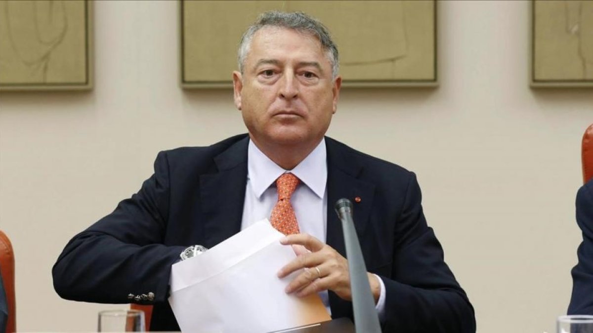 El presidente de RTVE, Jose Antonio Sanchez, durante su comparecencia ante la Comision de Presupuestos del Congreso para presentar las cuentas de la corporacion publica para el 2016.