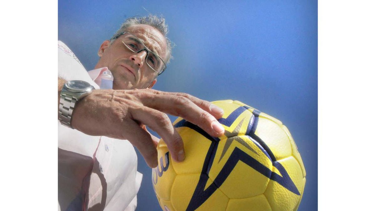 Rafa Guijosa ya mira a la próxima temporada y avisa que el Ademar debe volver a ser un equipo «temible» en Europa. BRUNO