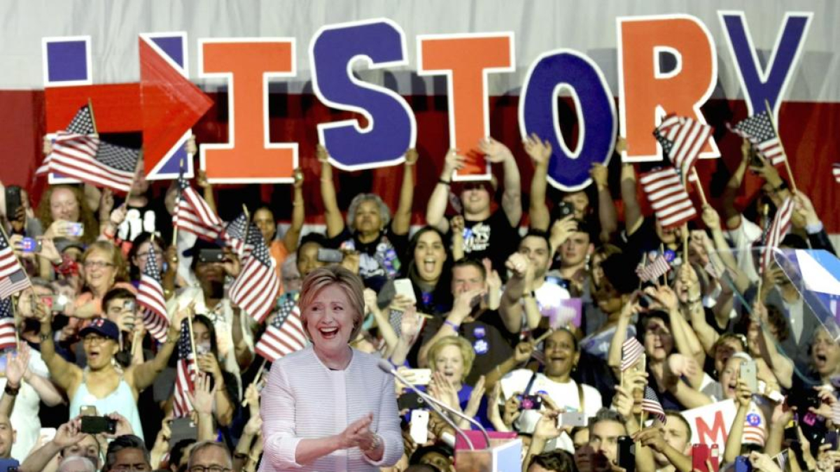 Hillary Clinton se proclama vencedora de las primarias demócratas en EEUU, en Nueva York, este martes.