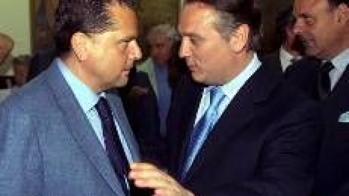 Mario Amilivia y Alfredo Prada conversan antes de la celebración del acto