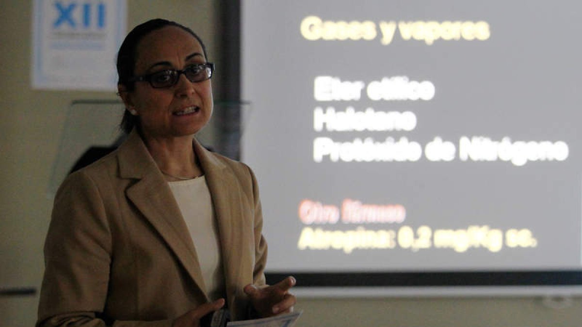 La cirujana Mariví Diago en el Curso de Microcirugía.