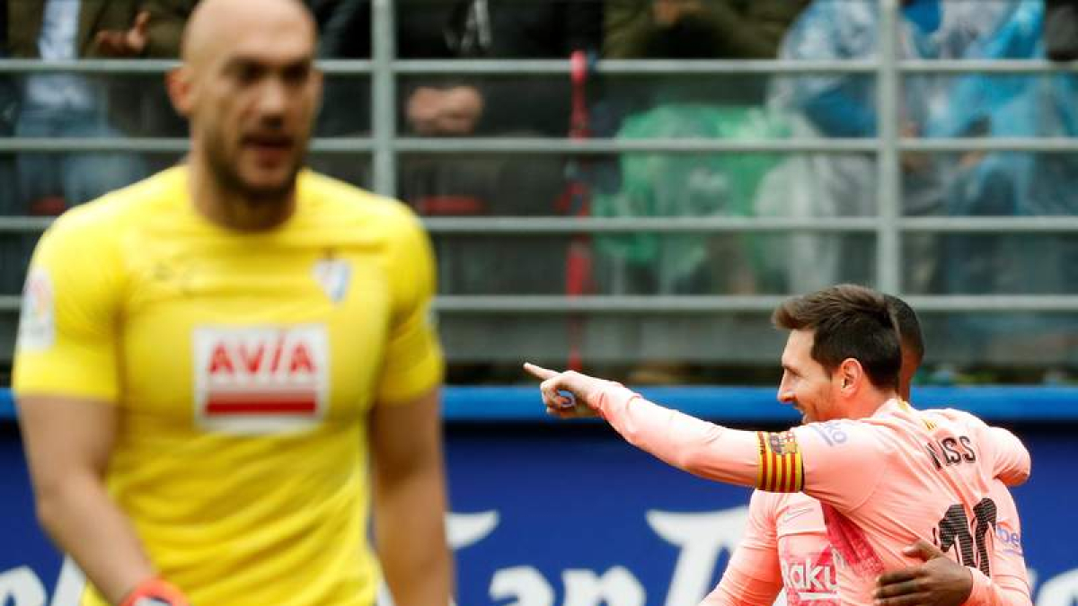 Messi celebra en Ipurúa su primer gol ayer ante el Eibar. JUAN HERRERO