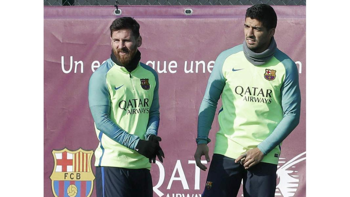 Messi y Suárez durante el entrenamiento que realizó ayer el equipo azulgrana. DALMAU