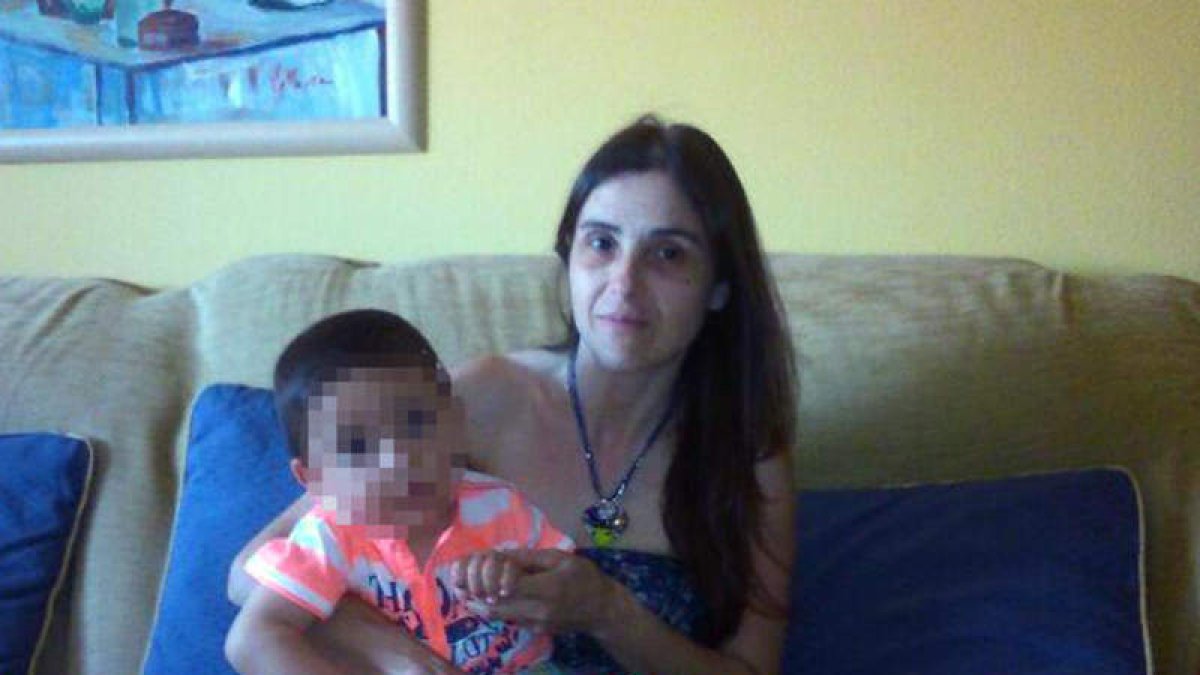 Unai y su madre, Ebi Fariñas, en una foto cedida por la familia.