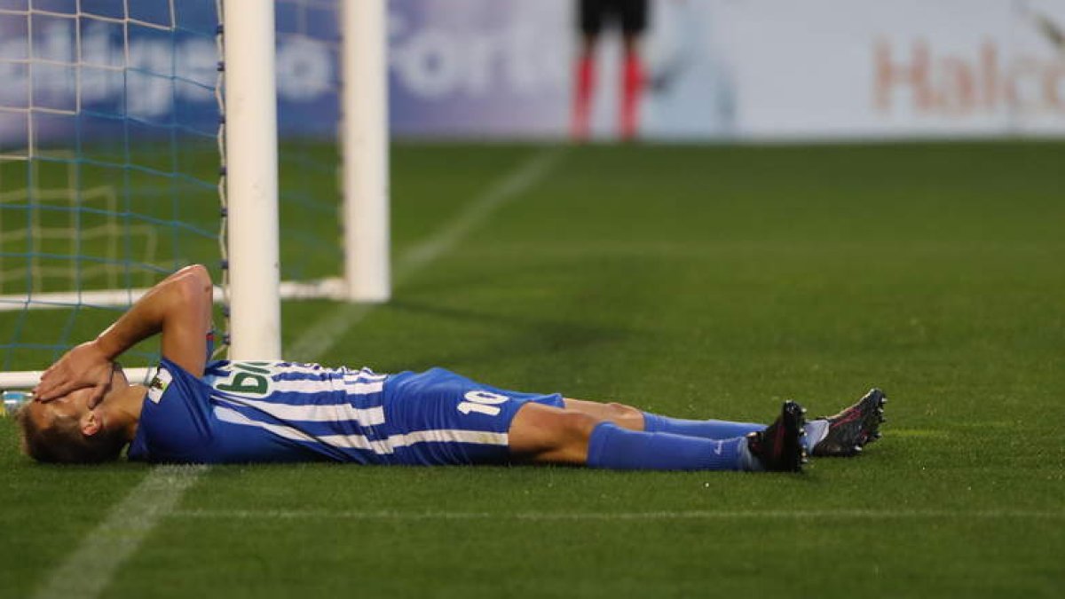 David Caiado se lamenta en el suelo, junto a la portería de Brais Pereiro, de una de las ocasiones de las que dispuso en el segundo período. L. DE LA MATA