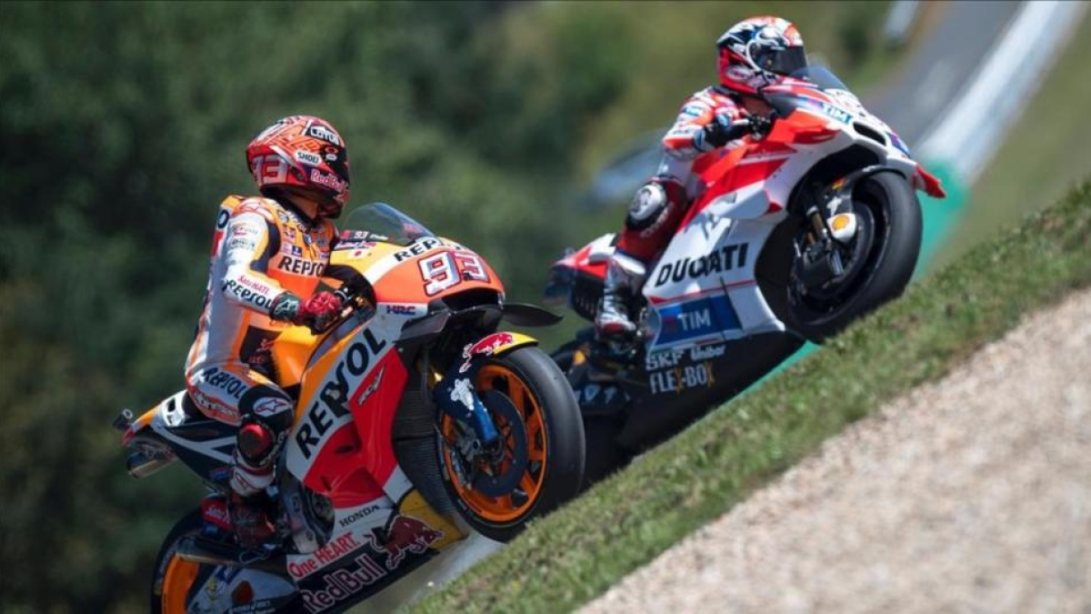 Marc Márquez deja pasar a Andrea Dovizioso durante la sesión de clasificación del GP de la República Checa.