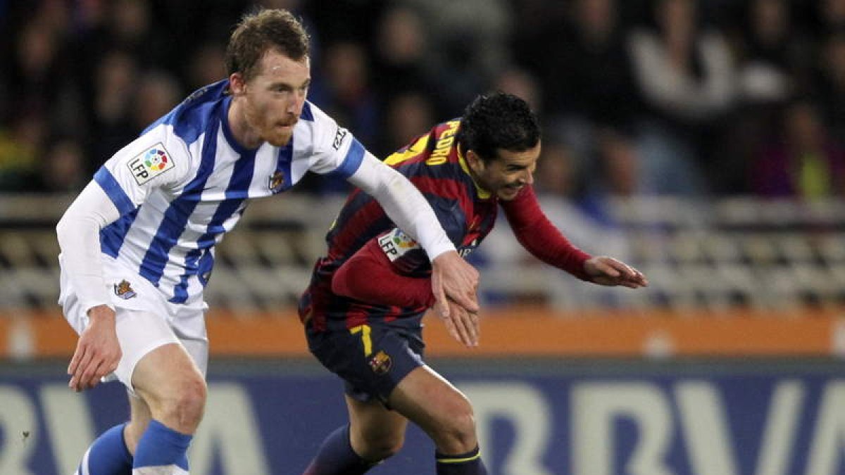 Zurutuza, que pugna con Pedro, puso la guinad al triunfo de la Real Sociedad con su tercer gol.