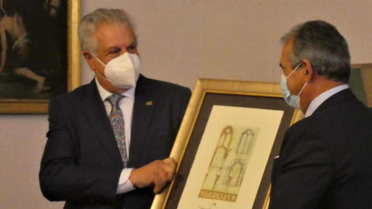 Rivera recibiendo el título de socio de honor de Sofcaple. PACO FERGAR