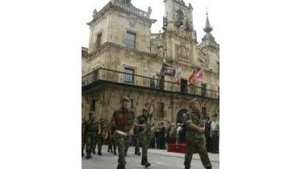 La bandera y el guión desfilaron con los soldados por la ciudad