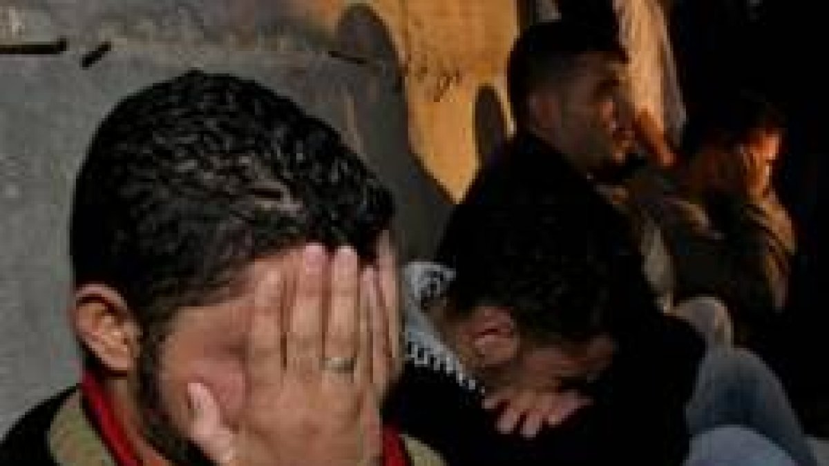 Jóvenes palestinos lloran en Ramala tras conocer que la muerte de Arafat es cuestión de horas