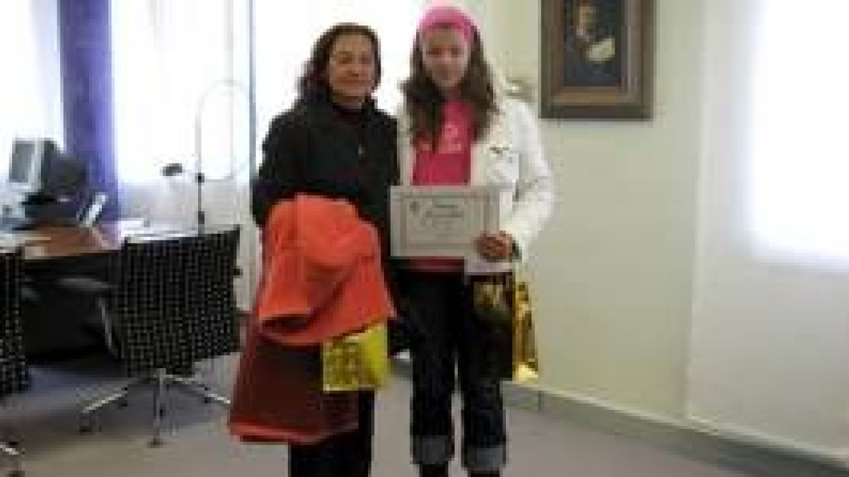 Soledad Díez y su alumna María Díez posan con sus premios