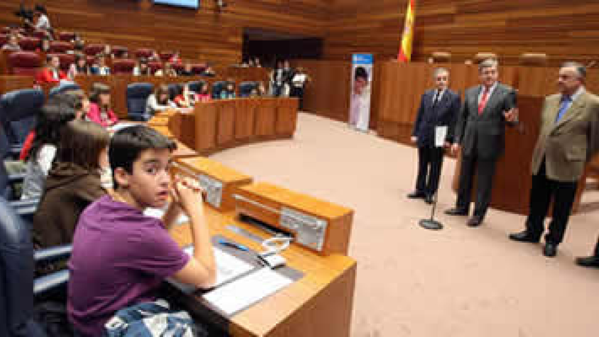 Emilio Guitérrez y José Manuel Fernández Santiago, en un momento del Pleno de los niños.
