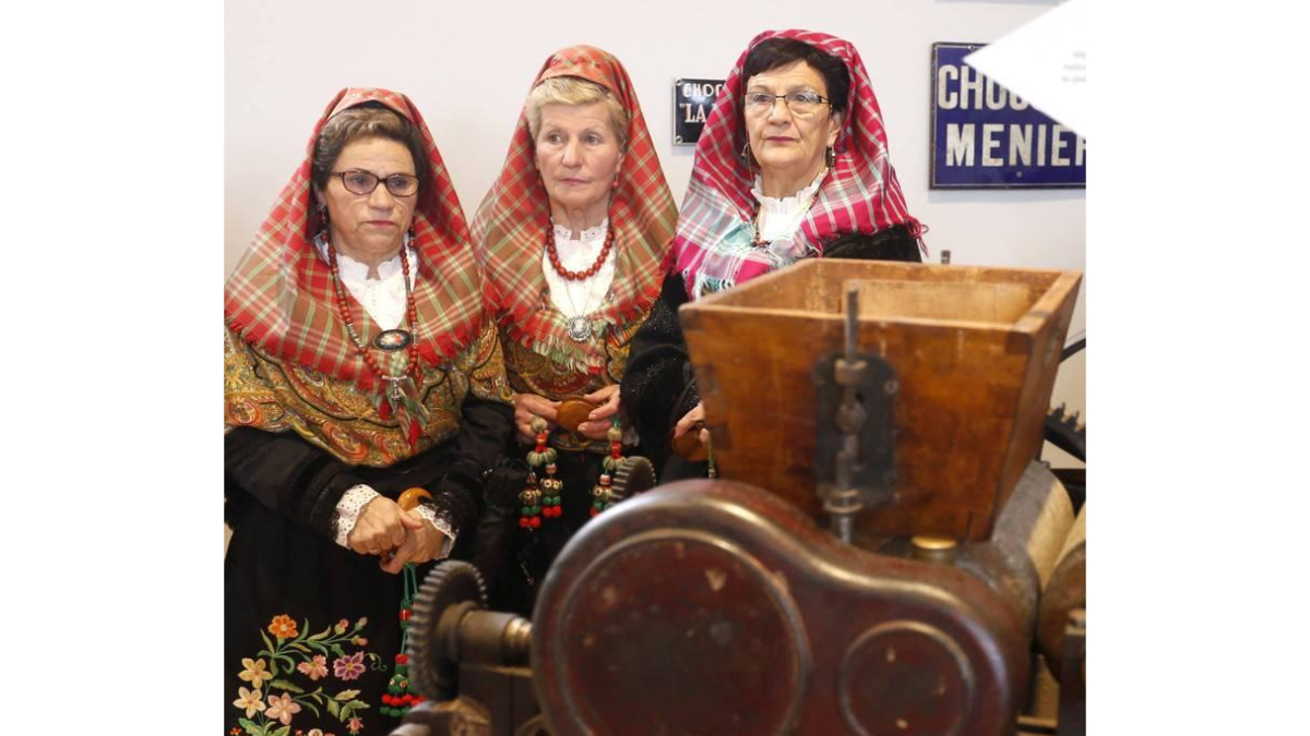 Mujeres ataviadas con trajes tradicionales durante la inaguración de la nueva sede del Museo del Chocolate de Astorga