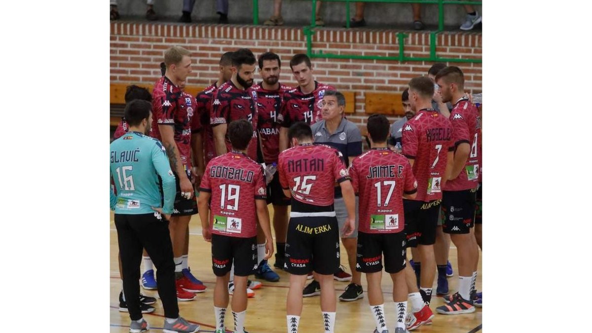 Cadenas y los jugadores en un tiempo muerto del partido en Astorga. RAMIRO