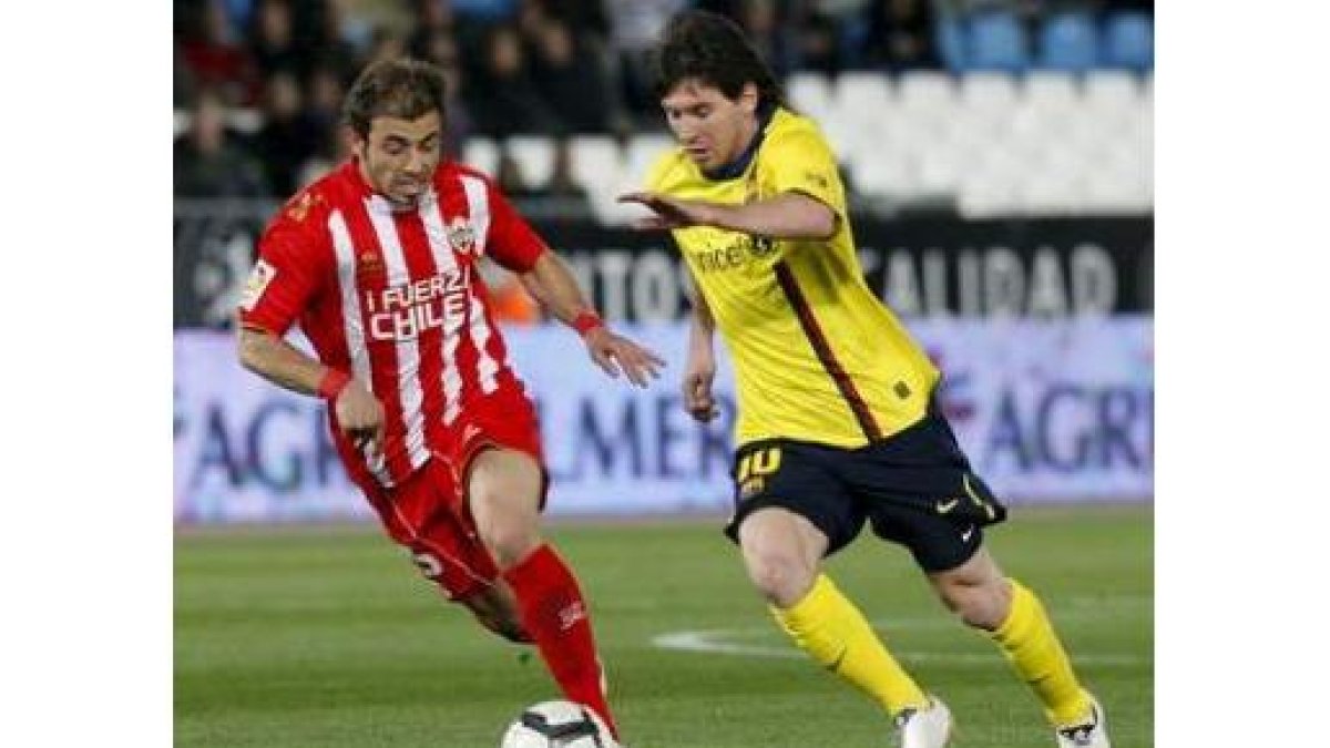 El argentino Messis conduce el balón ante un rival.